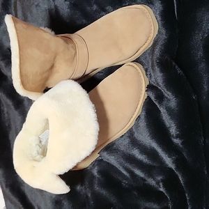 Uggs size 10 foldable boot in tan